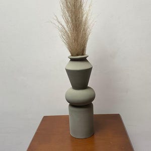 Vaso architettonico verde salvia, decorazione moderna in ceramica a pilastri a più livelli, centrotavola geometrico color oliva, arte per la casa alta e terrosa, regalo verde da 12 pollici