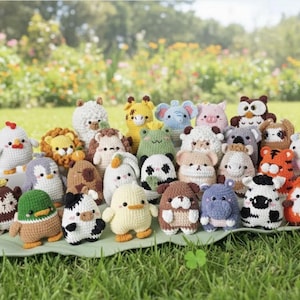 Könnte beinhalten: Eine Ansammlung von gehäkelten Tierfiguren in verschiedenen Farben, darunter ein Huhn, ein Löwe, eine Giraffe und ein Elefant. Sie sind auf einem grünen Tuch vor einem Hintergrund aus Gras und Blumen angeordnet, ideal für Kinder.