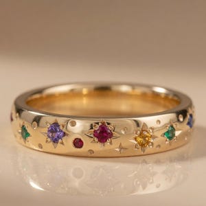 Anillo apilable multicolor con estrella celestial y piedras preciosas arcoíris en oro macizo de 14 quilates