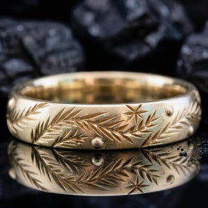 Pierścionek z grawerowanym motywem gwiazdy i pióra, 18-karatowe złoto, minimalistyczna biżuteria