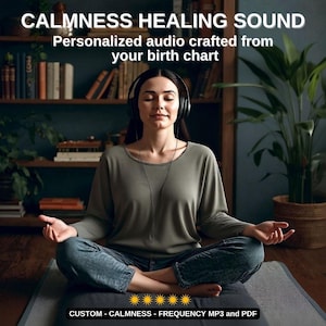 Könnte beinhalten: Eine Person mit Kopfhörern sitzt in meditativer Pose. Das Bild enthält den Text "CALMNESS HEALING SOUND" und "Personalized audio crafted from your birth chart." Der untere Teil des Bildes enthält den Text "CUSTOM - CALMNESS - FREQUENCY MP3 and PDF."