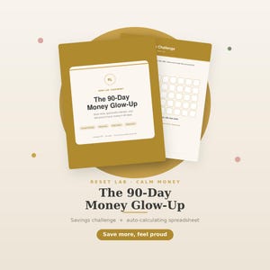 Może przedstawiać: Cyfrowy planer finansowy zatytułowany The 90-Day Money Glow-Up, z musztardową okładką z białym tekstem oraz drugą stroną przedstawiającą siatkę wyzwania oszczędnościowego. Projekt zawiera tekst Reset Lab, Calm Money oraz Savings challenge.