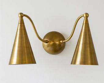 Lámpara de pared de latón crudo moderna de mediados de siglo, hecha a mano con doble aplique