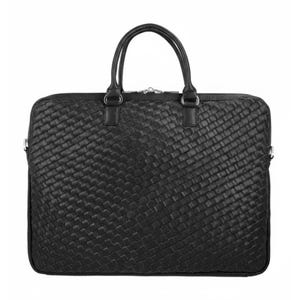 Puede incluir: Maletín negro de cuero tejido con dos asas superiores y cierre de cremallera plateado. El bolso tiene forma rectangular y un patrón texturizado de tejido de cesta. Las asas están sujetas con herrajes plateados.