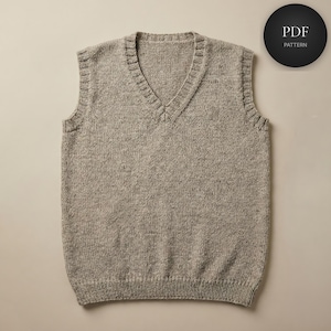 Pode incluir: Um colete bege sem mangas com decote em V. A peça de malha tem bainha e decote canelados e um acabamento texturizado. Um círculo preto com o texto "PDF PATTERN" está no canto superior direito.