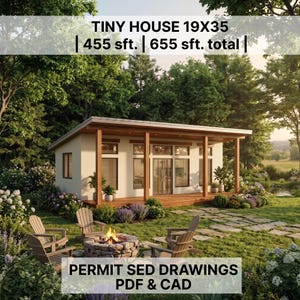 Puede incluir: Una casa pequeña con techo inclinado, porche de madera y ventanas grandes. El texto dice: TINY HOUSE 19X35 | 455 sft. | 655 sft. total | PERMIT SED DRAWINGS PDF & CAD. La estructura está rodeada por un césped, un camino de piedra y un fogón.