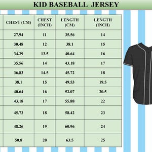 以下が含まれることがあります： 白のトリムが付いた黒い子供用野球ジャージが、サイズチャートの隣に表示されています。チャートには、米国のサイズ、胸囲のセンチメートルとインチ、着丈のセンチメートルとインチが記載されています。テキスト「KID BASEBALL JERSEY」が上部にあります。