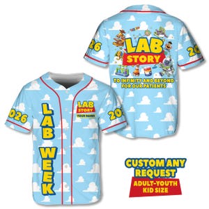 Op de afbeelding: Lichtblauw honkbalshirt met een wolkenpatroon en rode bies. De voorkant heeft de tekst "LAB WEEK" en "LAB STORY YOUR NAME". De achterkant heeft "LAB STORY" en de zin "TO INFINITY AND BEYOND FOR OUR PATIENTS".