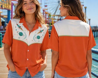 Camisa hawaiana naranja espacial retro con estampado de cohete, camisa vintage de ciencia ficción estilo Aloha con botones y estampado de nave espacial planetaria, regalo de astronomía para amantes del espacio.