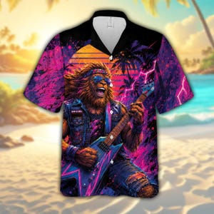 Puede incluir: Camisa de manga corta con un gráfico vibrante de un bigfoot tocando la guitarra eléctrica. El diseño presenta una puesta de sol, palmeras y rayos en tonos de rosa, morado y naranja. La camisa tiene un cuello negro y un corte relajado.
