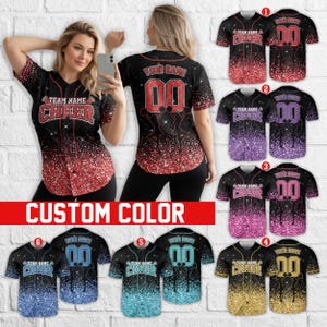 以下が含まれることがあります： 「TEAM NAME CHEER」の文字が入った、赤いグリッターアクセントが施された黒い野球のユニフォーム。ボタンアップフロントで、名前と番号でカスタマイズ可能。いくつかのカラーオプションが表示されています。