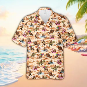 Può includere: Camicia a maniche corte con sfondo beige e un motivo ripetuto di personaggi dei cartoni animati, tra cui dinosauri, bigfoot e cavalli, che si godono le attività sulla spiaggia. La camicia ha un colletto classico e una vestibilità rilassata.