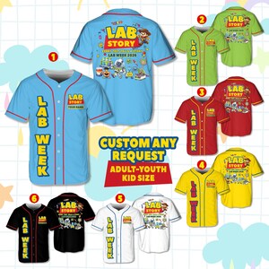 Pode incluir: Uma coleção de camisas de beisebol em várias cores, incluindo azul, verde, vermelho, amarelo, branco e preto. Cada camisa apresenta o texto "LAB WEEK" verticalmente e "LAB STORY" com um gráfico de desenho animado. O texto "CUSTOM ANY REQUEST" também é visível.