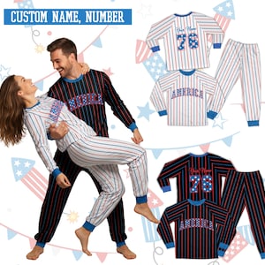 Könnte beinhalten: Pyjama-Sets mit rot-weiß-blauen vertikalen Streifen. Ein Set zeigt das Wort "AMERICA", ein anderes "Your Name" und die Nummer "76". Die langärmligen Pyjamas haben blaue Bündchen und Kragen. Das Bild zeigt auch ein Paar in den Pyjamas.