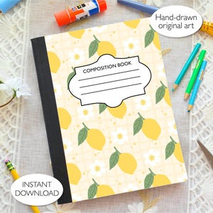 Puede incluir: Un cuaderno de composición con un patrón de limones. La portada presenta limones amarillos con hojas verdes y flores blancas sobre un fondo amarillo claro. El libro tiene un lomo negro y una etiqueta blanca que dice "COMPOSITION BOOK". Las palabras "INSTANT DOWNLOAD" y "Hand-drawn original art" también son visibles.