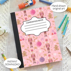 Pode incluir: Um caderno de composição com capa rosa apresentando um padrão repetitivo de quebra-nozes, bonecos de gengibre, bengalas doces, enfeites e estrelas. Uma etiqueta branca com o texto COMPOSITION BOOK está centralizada na parte frontal.