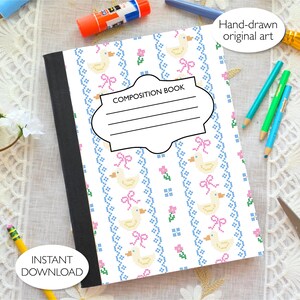 Può includere: Un quaderno di composizione con copertina bianca caratterizzato da un motivo ripetitivo di anatre gialle, fiocchi rosa e piccoli fiori rosa disposti in strisce verticali blu in stile punto croce. La copertina include un'etichetta centrale con il testo COMPOSITION BOOK.