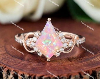 Anello di fidanzamento con opale rosa naturale taglio a aquilone, grappolo di moissanite, grappolo rotondo di moissanite in oro rosa