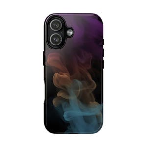 Puede incluir: Una funda negra para smartphone con un diseño abstracto colorido. La funda presenta un degradado de patrones morados, naranjas y azules en forma de humo sobre un fondo negro. La funda tiene un recorte para la cámara y botones.