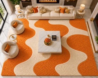 Pode incluir: Vista aérea de uma sala de estar com um tapete grande e felpudo com um padrão ondulado laranja e creme. A sala inclui um sofá creme, duas poltronas e uma mesa de centro quadrada. Almofadas e decoração laranja complementam o tapete.