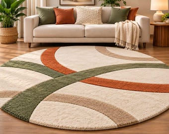 Puede incluir: Una alfombra redonda con una base de color crema y bandas curvas que se cruzan en tonos verde oliva, naranja quemado y beige. La alfombra tiene una superficie texturizada y copetuda con un patrón constante de arcos geométricos superpuestos.