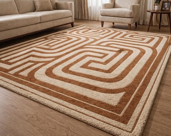 Pode incluir: Um tapete retangular com um padrão geométrico em tons de bege e castanho. O tapete apresenta um design de labirinto repetitivo, criando um visual moderno. Está colocado sobre um chão de madeira, complementando a decoração da sala.