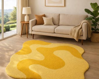 Pode incluir: Um tapete abstrato amarelo e amarelo claro com um design ondulado. O tapete é colocado sobre um chão de madeira em frente a um sofá bege e uma janela. A sala é decorada com uma lâmpada, uma mesa lateral e uma planta em vaso.