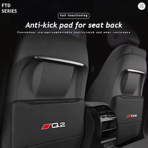 Puede incluir: Almohadillas negras anti-patada para respaldos de asientos con el texto "Anti-kick pad for seat back". Las almohadillas tienen un logotipo "Q2" y "Q5" rojo y blanco. Diseñadas para un almacenamiento conveniente y resistencia a los arañazos.
