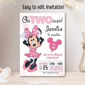 Puede incluir: Tarjeta de invitación rosa y blanca con Minnie Mouse. La tarjeta dice "Oh TWO-dles!" y "Jessica cumple 2 años." Incluye detalles de la fiesta: fecha, hora y lugar. El texto "Easy to edit Invitation" está en la parte superior.