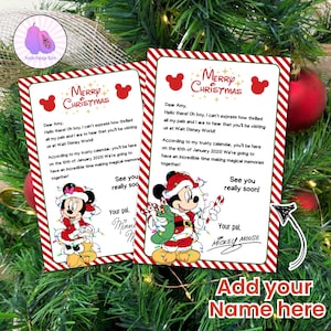 Puede incluir: Dos tarjetas de Navidad con ilustraciones de Mickey y Minnie Mouse, rodeadas de luces navideñas y adornos. Las tarjetas tienen un borde a rayas rojas y blancas y el texto "Merry Christmas". El texto también dice "Add your Name here".
