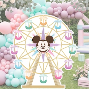 Pode incluir: Um recorte grande e circular de uma roda-gigante de cor dourada com uma ilustração central do rosto do Mickey Mouse. A roda tem gôndolas coloridas com telhados listrados em tons de rosa, azul e laranja, diante de um arco de balões em tons pastel.