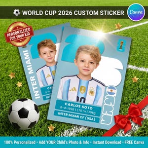 以下が含まれることがあります： 水色と白のサッカーユニフォームを着た子供が写る2枚の長方形のカスタムステッカー。テキストには「WORLD CUP 2026 CUSTOM STICKER」、「CARLOS SOTO」、「8-4-1998」、「1.76 m」、「79kg」、「INTER MIAMI CF (USA)」、「PERSONALIZED FOR YOUR KID」と記載されています。