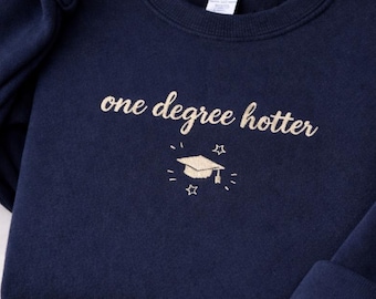 Besticktes Abschluss-Sweatshirt: One Degree Hotter, College bestandenes Geschenk, Geschenk für den Master-Abschluss