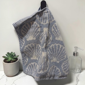 Gancho para toallas autoadhesivo “Pill” – Negro mate – Diseño moderno FDM – Incluye cinta adhesiva lista para instalar – Sin taladros para baño y cocina