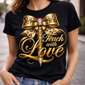 Peut inclure: T-shirt noir avec un nœud et un crayon dorés et imprimés léopard. Le texte "Teach with Love" est en lettres dorées. Le crayon a une gomme rose.