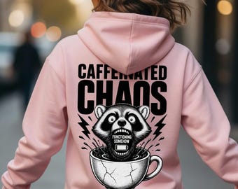 Czekoladowy chaos PNG, zabawny projekt kawy z szopem, zmęczona, humorystyczna grafika na koszulce, sublimacja miłośnika kawy po wypaleniu, do druku PNG