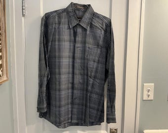 Camisa de manga comprida com botões da Forsyth of Canada, usada.