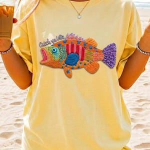 Vang je later, png | Ontwerp met nepborduurwerk en vissublimatie | Preppy Lake-meisjesshirt bestand | Retro afbeelding van Whimsy forel | Kustveedrijfster