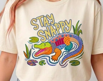 Stay Snappy PNG | プレッピーなワニの昇華デザイン | ガーリーなワニのシャツのグラフィック | コケットなワニのレトロ PNG | Later Gator トレンディな落書き