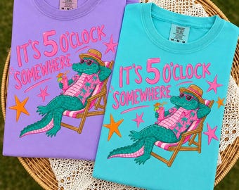 ワニのPNG昇華プリント、どこかで5時、面白いワニのクリップアートクラフト用品、夏のビーチDTFデザイン、レトロな休暇PNG
