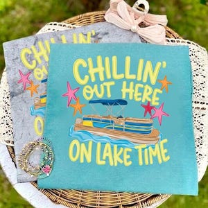 Chillin On Lake Time PNG, Preppy Lake Day Sublimación, Diseño de pontón femenino, Garabato veraniego retro, Descarga digital de boutique de moda