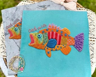 またね PNG | フェイク刺繍の魚の昇華プリントデザイン | プレッピーな湖畔の女の子のシャツファイル | レトロな気まぐれなマスのグラフィック | 沿岸のカウガール