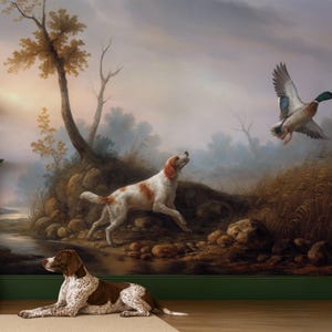 Può includere: Un murale dettagliato raffigurante una scena di caccia con cani e un'anatra in volo. Due cani sono in primo piano, uno sdraiato e l'altro che corre. Lo sfondo presenta un paesaggio con alberi e uno specchio d'acqua.