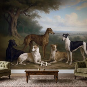 以下が含まれることがあります： 自然な風景の中にいる数匹のグレイハウンドの古典的な絵画を描いた大きな壁画。犬はさまざまなポーズで描かれており、色は白黒から茶色まであります。シーンには大きな木と曇り空が含まれています。
