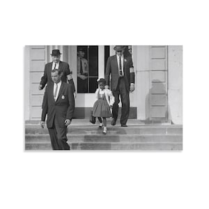 Könnte beinhalten: Schwarz-Weiß-Fotografie eines jungen Mädchens in Kleid und Jacke, begleitet von Männern in Anzügen und Hüten, die eine Treppe hinuntergehen. Das Mädchen trägt eine kleine Tasche. Das Bild zeigt ein historisches Ereignis.