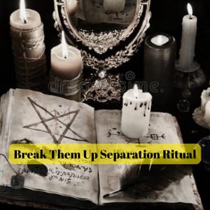 以下が含まれることがあります： 五芒星が描かれた開いた本、ろうそく、鏡が写る神秘的なシーン。テキスト「Break Them Up Separation Ritual」が黄色のバナーに表示されています。羽が本の上にあり、暗い雰囲気の画像です。