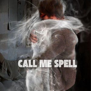 Könnte beinhalten: Digital verändertes Bild mit einer Person, die von wisperndem, weißem Rauch umhüllt ist. Der Text "CALL ME SPELL" ist in fetten, weißen Buchstaben überlagert. Der Hintergrund ist eine schwach beleuchtete, strukturierte Wand.
