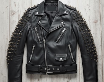Può includere: Giacca in pelle nera con cerniere argentate e spalle borchiate. La giacca presenta una vita con cintura e un classico stile biker. Le maniche sono decorate con numerosi borchie metalliche.