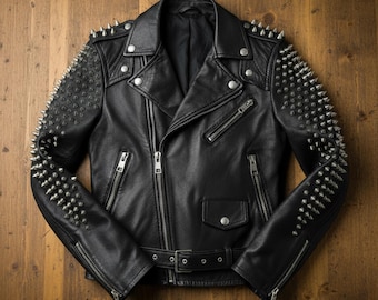 Può includere: Giacca in pelle nera con borchie metalliche argentate su spalle e maniche. La giacca presenta un classico stile biker con colletto a revers, chiusura asimmetrica con zip e cintura in vita. Sono presenti anche diverse tasche con zip.