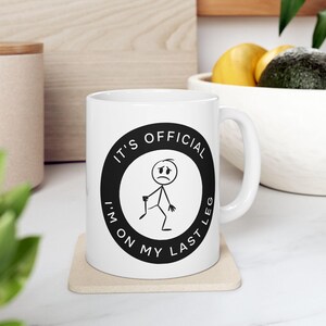 "Es ist offiziell ""I'm On My Last Leg Amputee"" Kaffeetasse für Männer und Frauen."